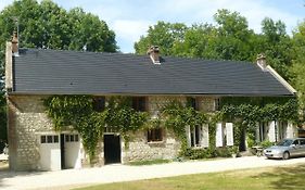 Corps De Ferme Dans Belle Propriete Avec Chiens Et Chevaux